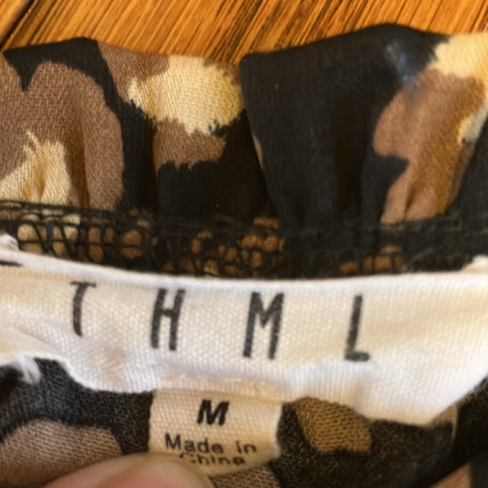 M THML BLACK TAN CREAM LEOPARD PRINT COLD SHOULDER LONG SLEEVED LIKE NEW BLOUSE - Picture 6 of 10
